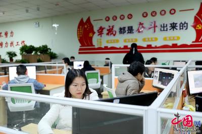 [决胜2020]贵州铜仁:社区扶贫"微工厂"助就业增收入 稳住"搬"来的幸福新生活
